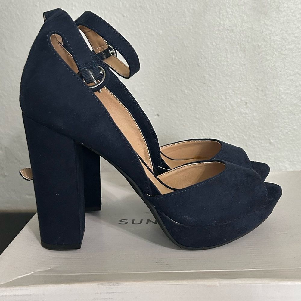 Sun Stone Navy 4” heels Size 7W